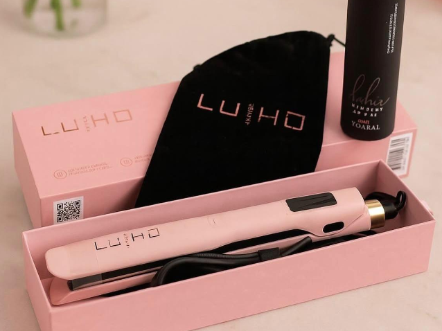 LU·HO Gold Rouse Plancha de Pelo Rosa Profesional | Styler con Nano Titanio, Control Digital 80-250ºC y Placas Basculantes | Alisado, Ondas y Brillo Intenso